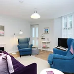 Joivy Vibrant Home Near Calton Hill